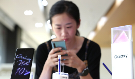 삼성전자 갤럭시노트10 국내 사전 판매량이 100만대를 돌파했다. 이는 전작인 갤럭시노트9 대비 2배 이상 증가한 수치다. 사진은 지난 20일 서울 종로구 KT스퀘어에서 관계자가 갤럭시노트10을 살펴보는 모습. 연합뉴스